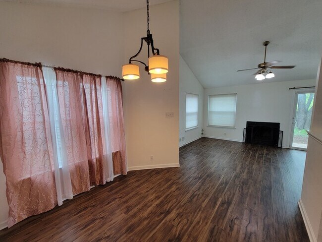 Building Photo - Gorgeous 2 beds 2 baths in San Antonio!
