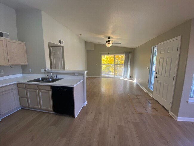 Building Photo - Nice 2 bedroom Condo right on the border o...