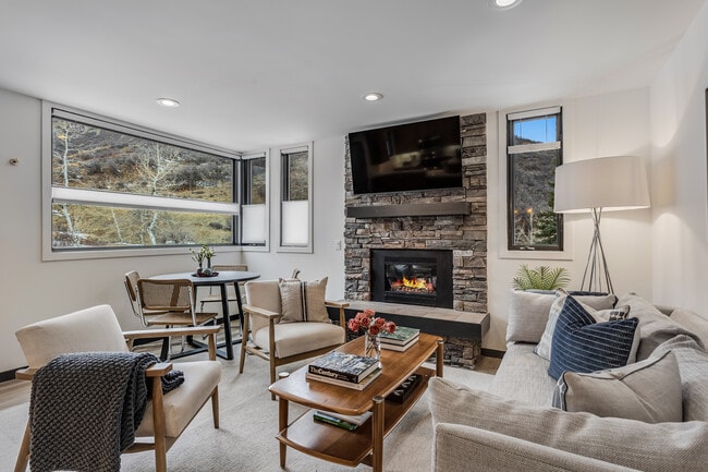 Building Photo - 135 Carriage Way