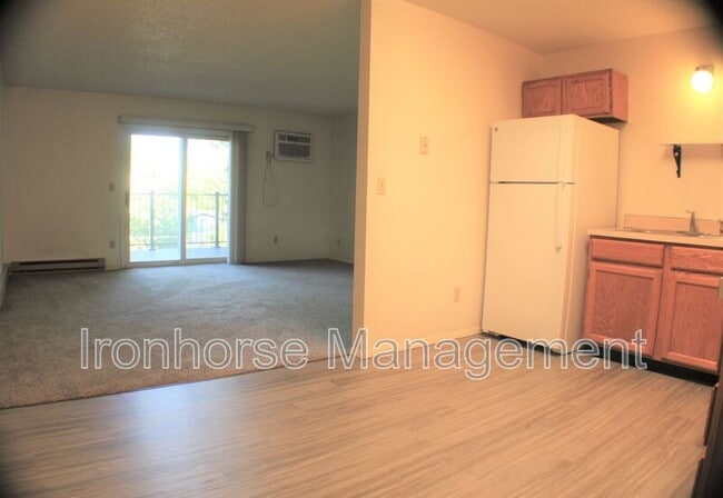 Building Photo - 809 W Villard St
