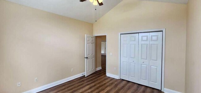 Building Photo - Great Home and Location-Available Now!