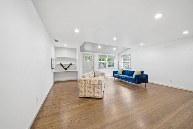 Building Photo - Updated 3 Bed, 1 Bath Home for Lease in Prime Midtown Location!