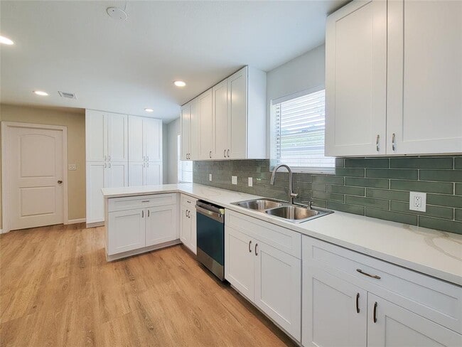 Building Photo - 25911 Maplewood Dr