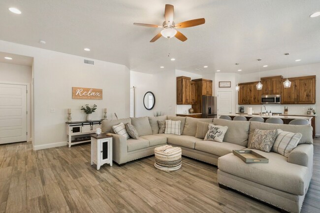 Building Photo - Luxurous 4 Bedroom Golf Course Home
