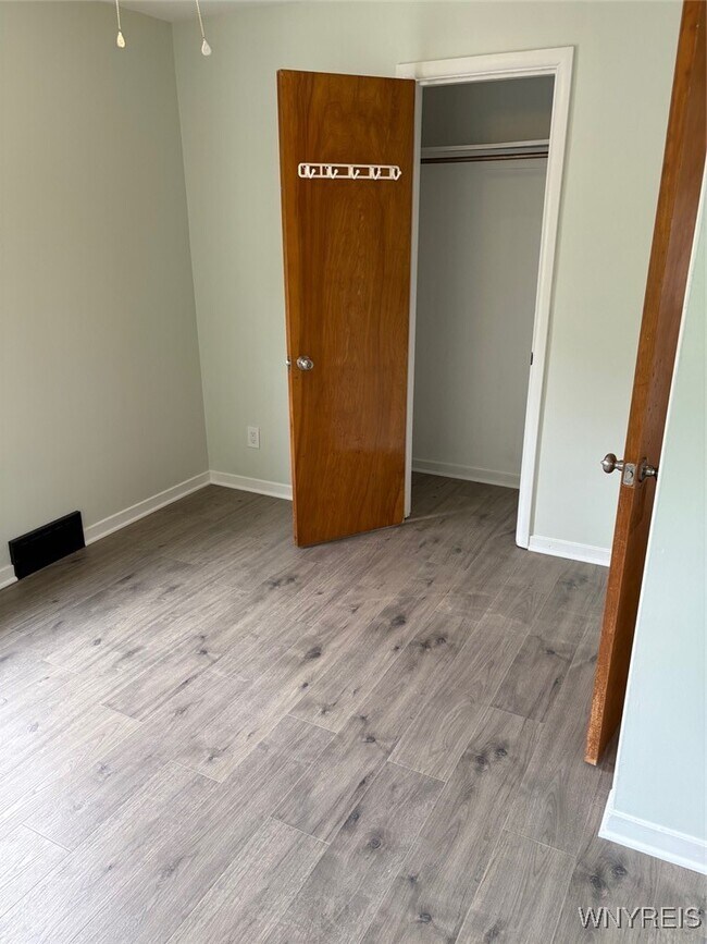 Building Photo - 482 Ridge St