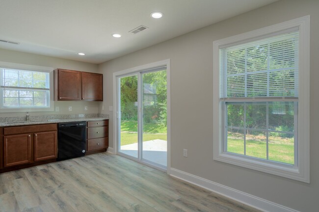 Building Photo - Oak Tree Townhome|End Unit| 3 Bed, 2 Bath|...