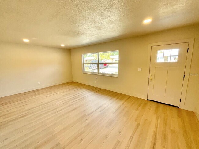 Building Photo - 644 Manor Dr W