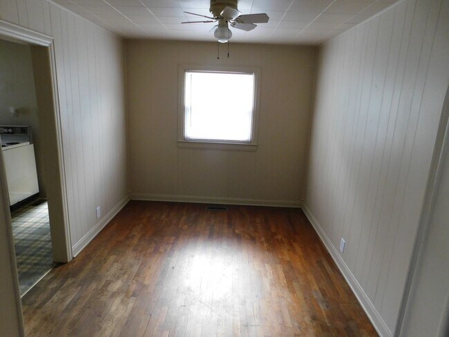 Building Photo - 2 Bed 1 Bath House in El Dorado w/ Hardwoo...