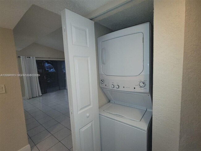 Building Photo - 9673 SW 138th Ave