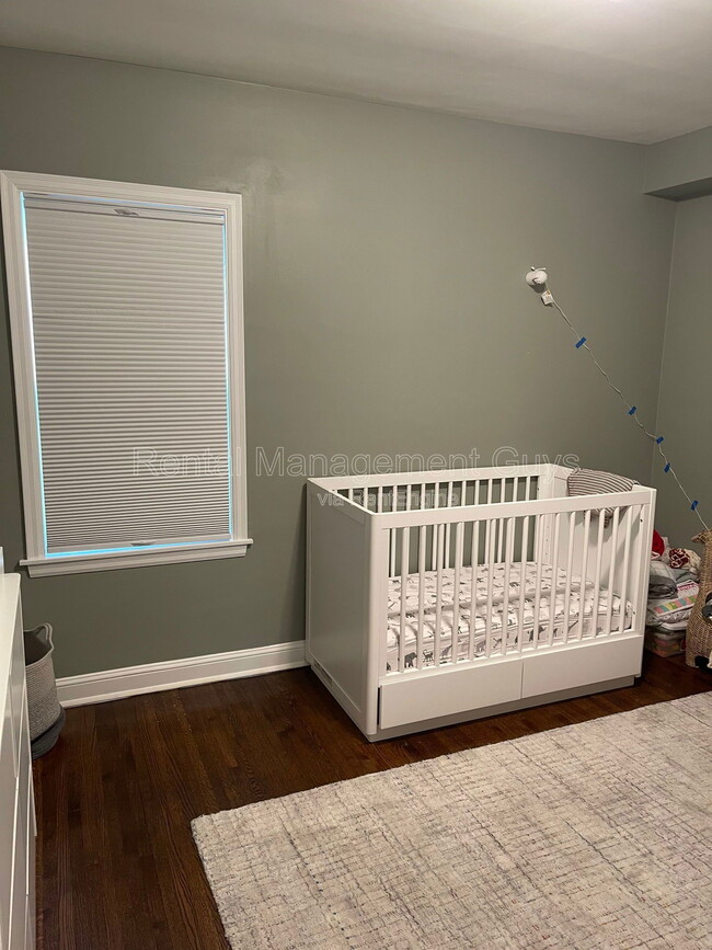 Building Photo - 4119 N Sheridan Ave