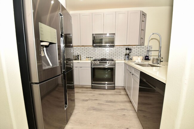 Building Photo - MODERN 1 BED 1 BATH CONDO WITH ATTACHED GA...