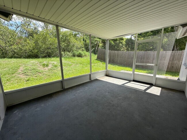 Building Photo - Spacious 2 Bedroom, 2 Bath, 2 car garage Home For Rent in New Port Richey!