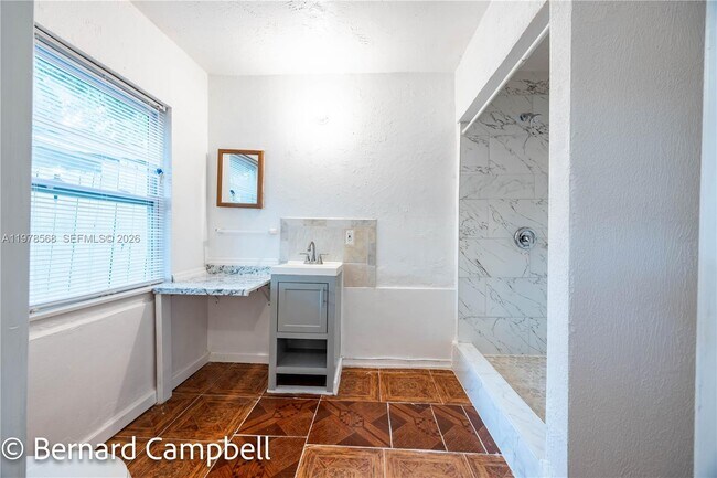 Building Photo - 918 NW 13th Ct