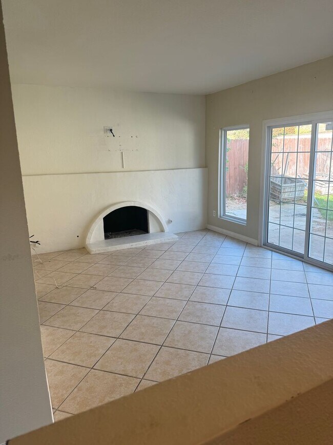 Building Photo - Very Spacious! 3Bed/2.5Bath w/solar panels! Close to Sweetwater Reservoir with plenty of trails!