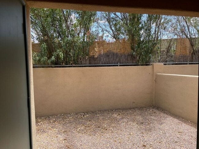 Building Photo - Popular 2BR/2.5BA 2 Story Townhome conveniently located close to PCC, U of A!