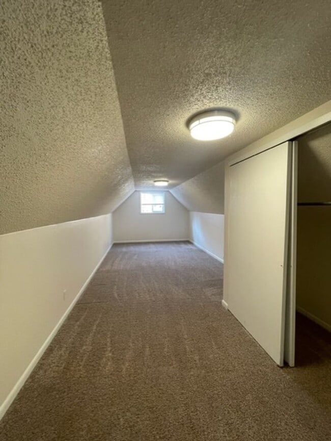 Building Photo - 3 Bedroom/ 1 Bathroom downtown home!