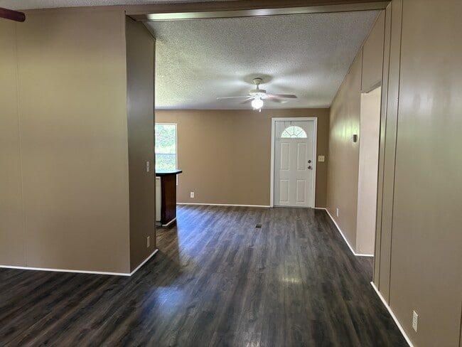Building Photo - 152 Meadow Ln