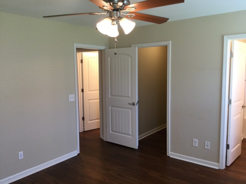 Building Photo - 25 Twin Oaks Pl