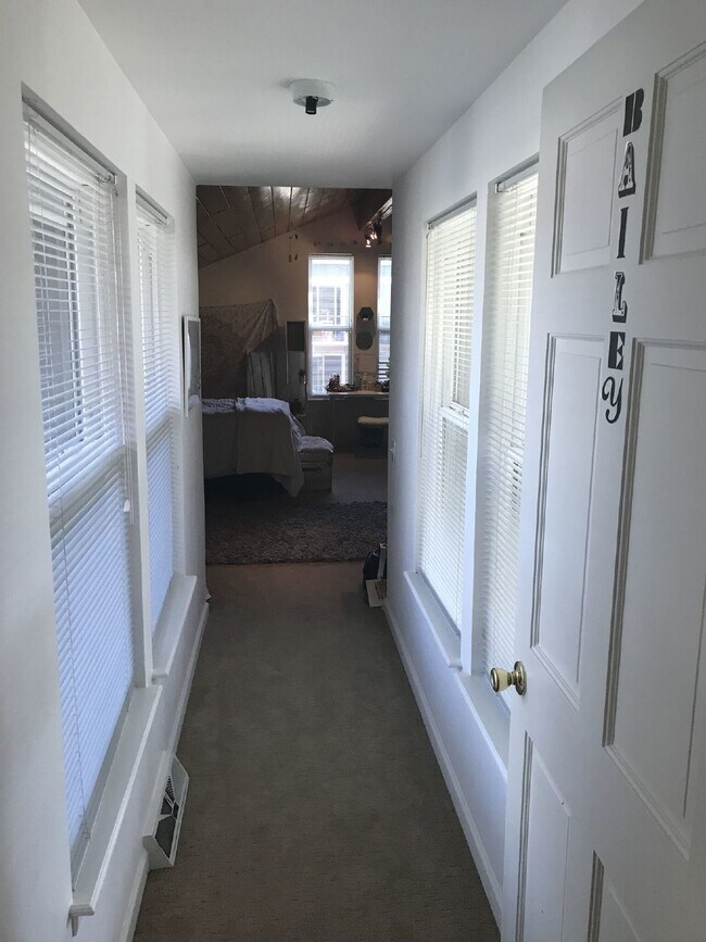Building Photo - HUGE & ADORABLE 5BR/3.5BA in heart of Willow Creek 2! Available 7/15/26