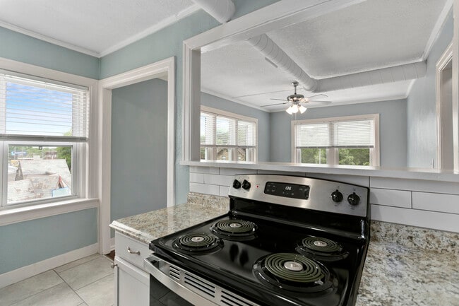 Building Photo - 722 W 37th St