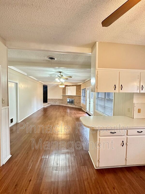 Building Photo - 2913 Oak Forest Dr