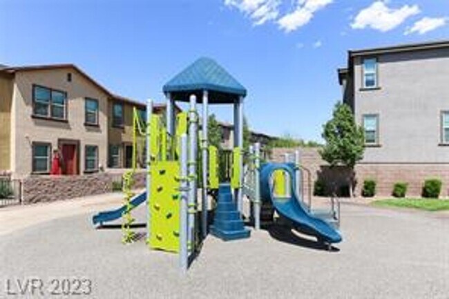 Building Photo - 3 Bedroom townhome near Henderson Hospital.  Galleria Mall, Sunset Station and many restaurants w...