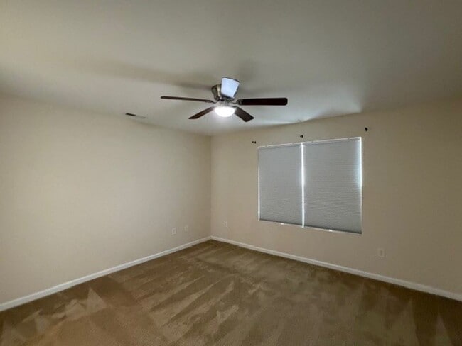 Building Photo - ~~ Luxurious End Unit 3-bedroom Townhome ~~