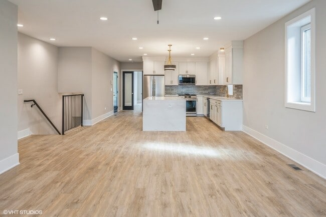 Building Photo - 1647 W Irving Park Rd