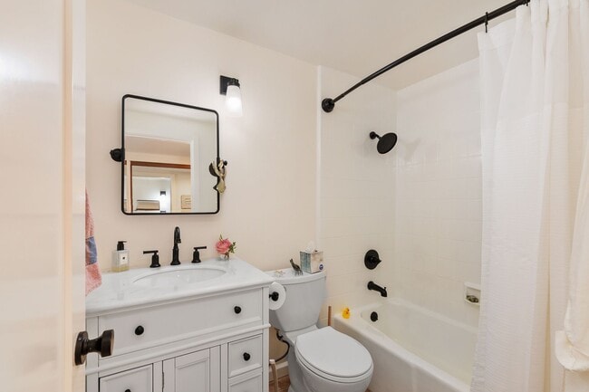 Building Photo - Stunning Spacious 2 Bed 2.5 Bath Condo in ...