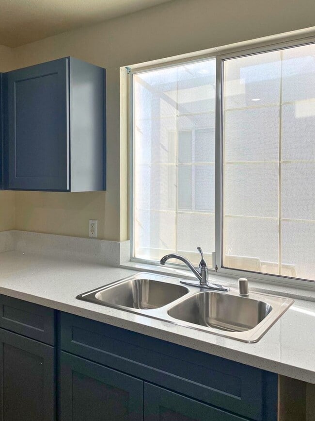 Building Photo - MOVE-IN READY 3BR/2.5BA SINGLE FAMILY HOME IN LAS VEGAS