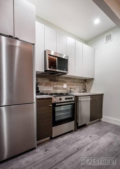Building Photo - Stunning NEW 2 BED in Cobble Hill!