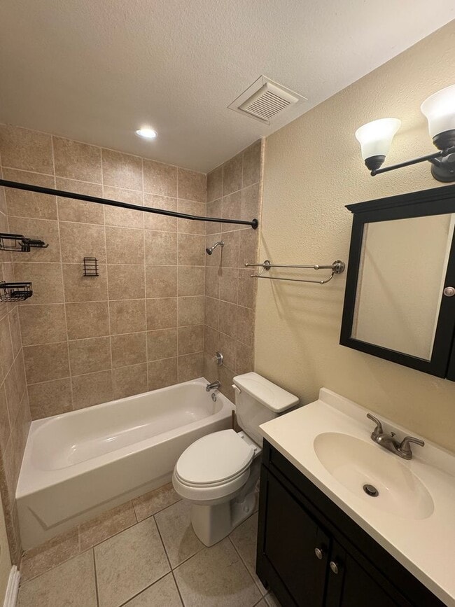 Building Photo - 2 Bed, 1 Bath Condo with a view of the hills!