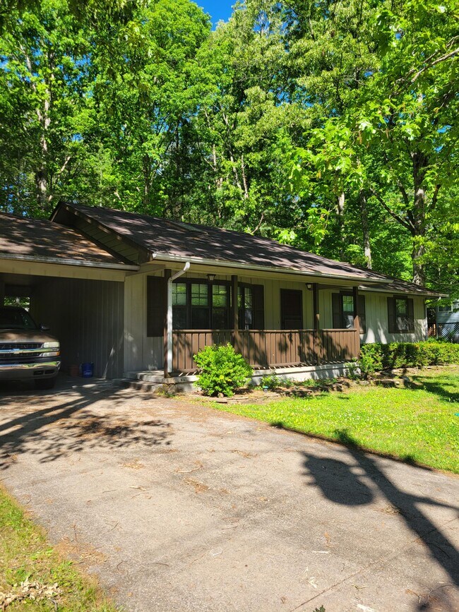Building Photo - 172 St George Dr