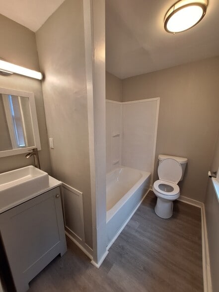 Building Photo - 307 S Park St