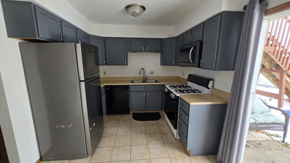 Building Photo - 460 Echo Ln