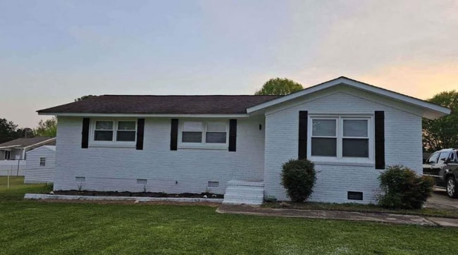 Building Photo - 1421 Woodhaven Rd