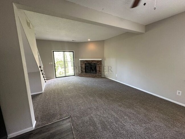 Building Photo - 3562 NE Independence Ave