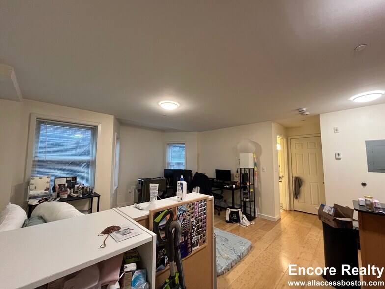 Building Photo - 462 Park Dr