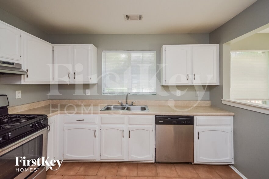 Building Photo - 1240 Woodstream Dr