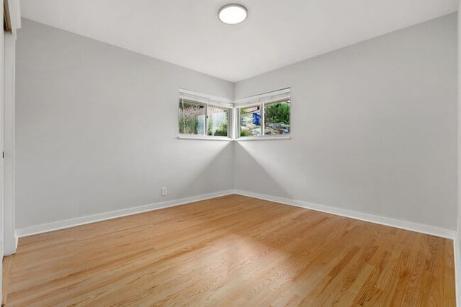 Building Photo - Gorgeous West Seattle Mid-Century Modern w...