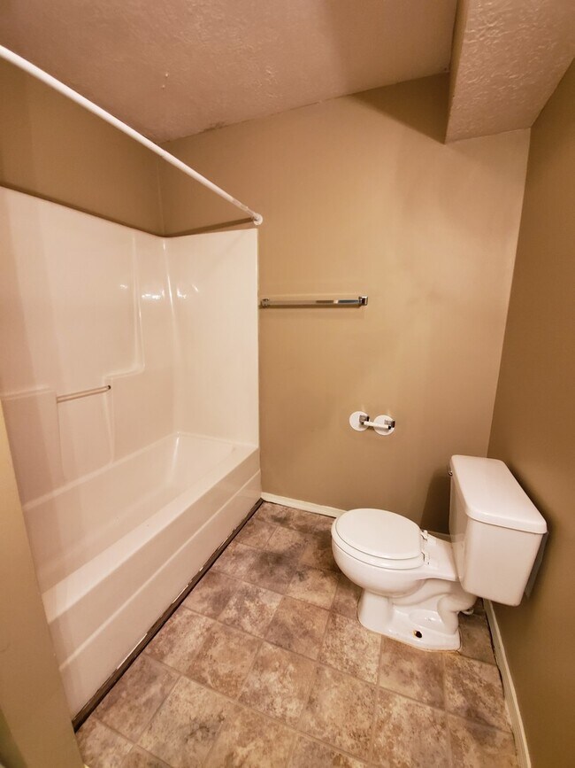 Building Photo - 4 Bedroom Available in July