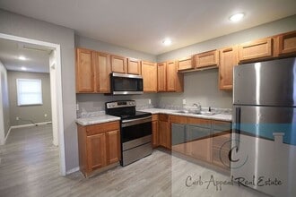 Building Photo - Recently renovated 2 bed, 1 bath apt - uti...