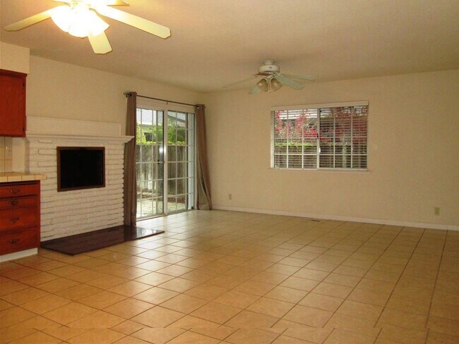 Building Photo - Spacious 4 bed 2 bath home in Fremont. Exc...