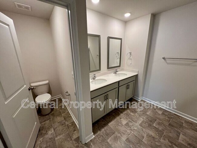 Building Photo - 534 Evaleigh St