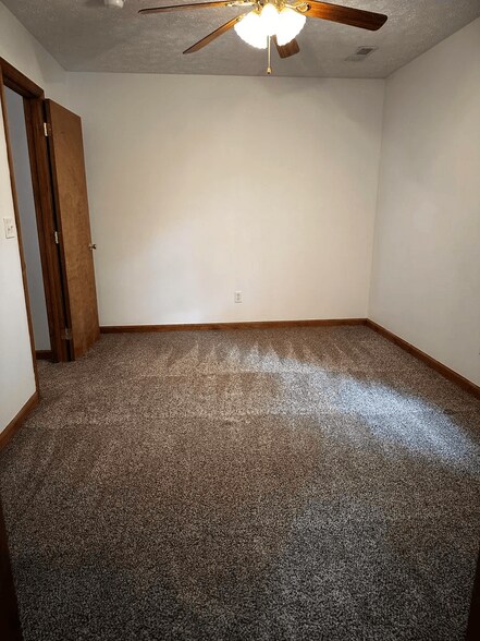 2nd room - 340 Hyatt Ln