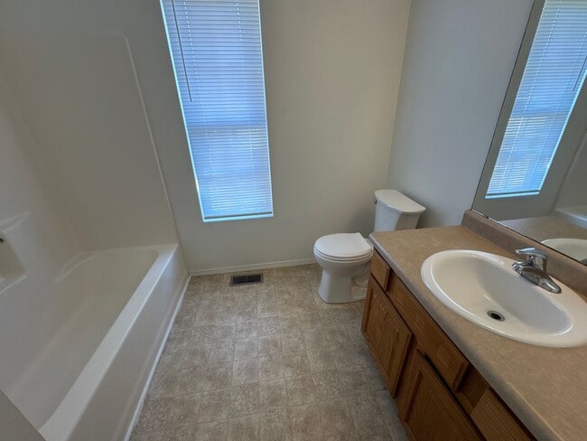 Building Photo - Great 3 Bedroom 2 Bathroom home for $1295!
