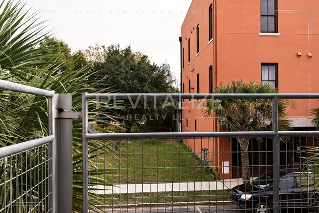 Building Photo - Fully Furnished Townhome w/ Private Garage