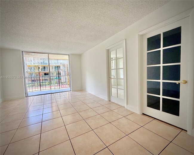 Building Photo - 9310 Fontainebleau Blvd