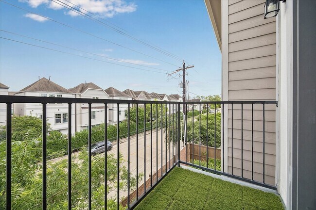 Building Photo - 1704 Oak Leaf Pass Dr