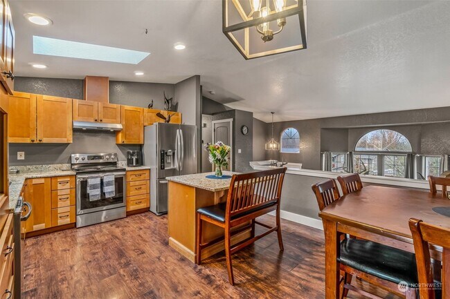 Building Photo - 1423 85th Dr NE